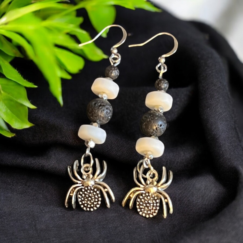 Handcrafted Black & white spider earrings - Picture 3 of 4